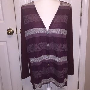 VIP Unique shirt-beautifully designed! Sz Lg 💕🌸